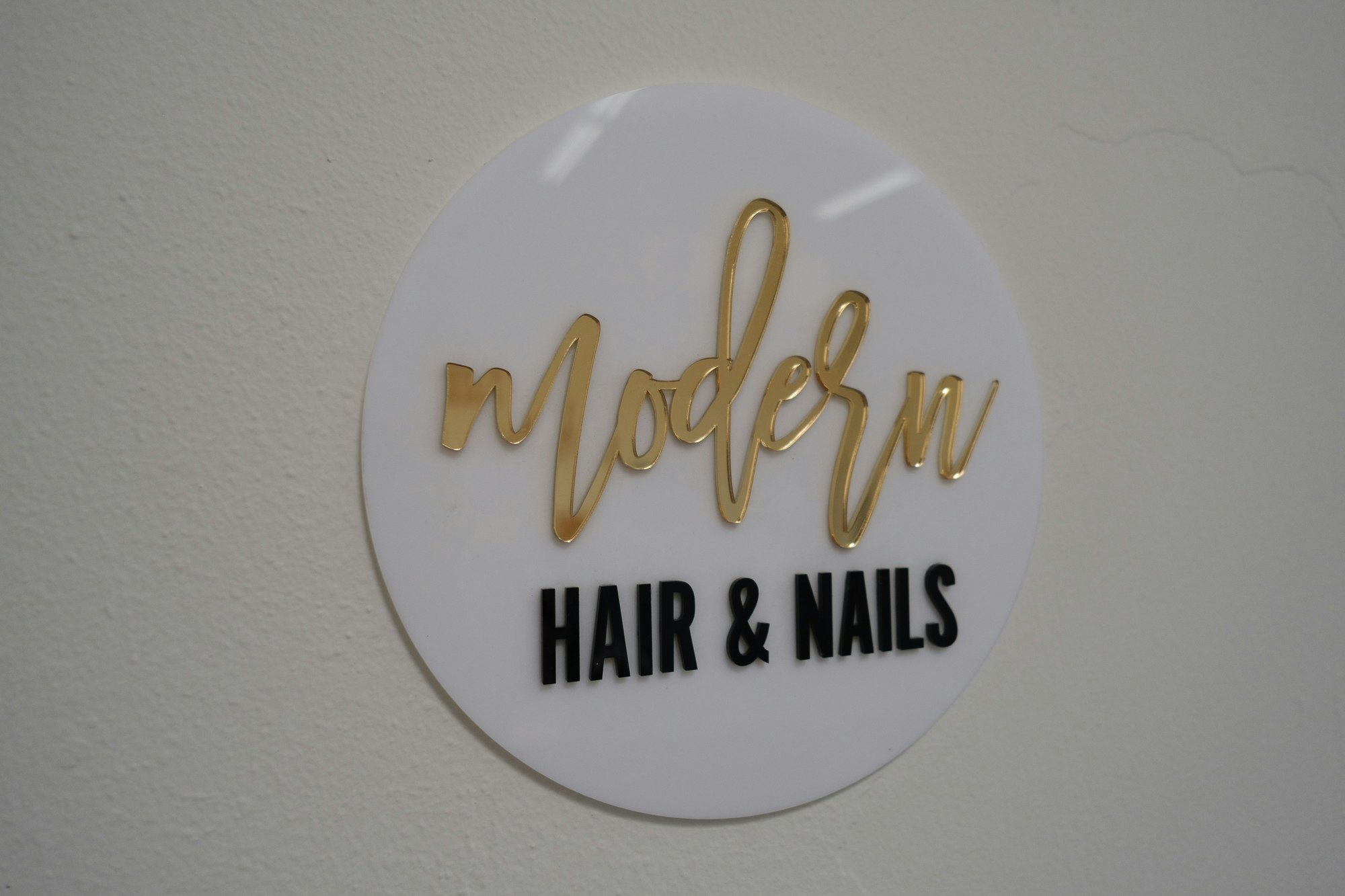 Round acrylic sign in white and gold mirro