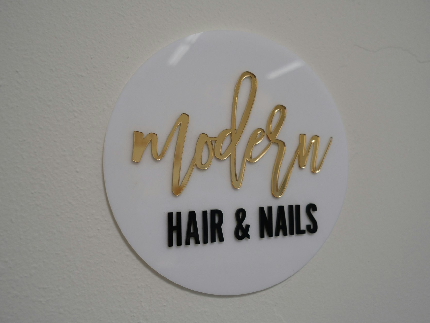 Round acrylic sign in white and gold mirro